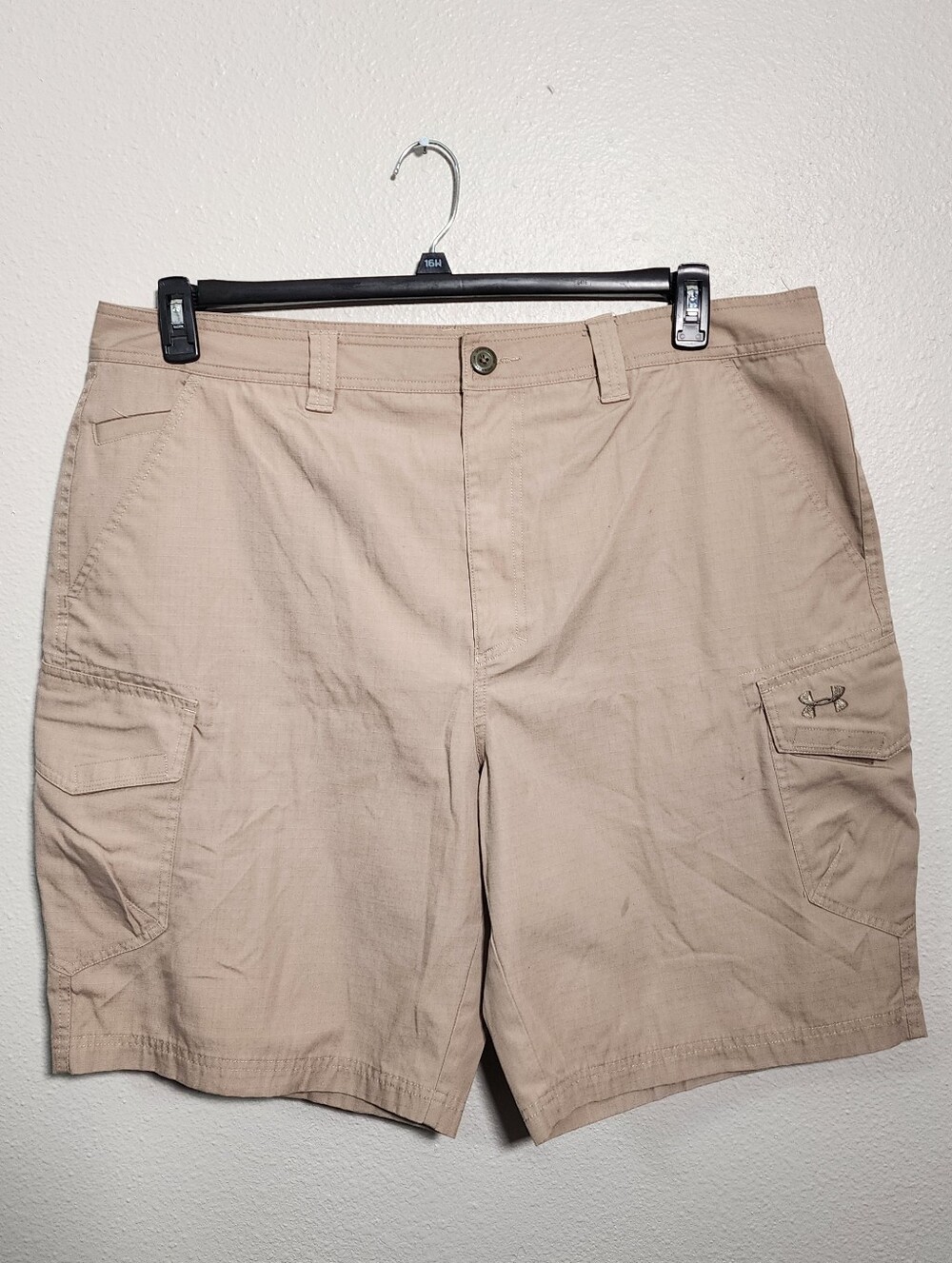 Under Armour Men’s Khaki Cargo Shorts Size 42 Tan Outdoor Casual